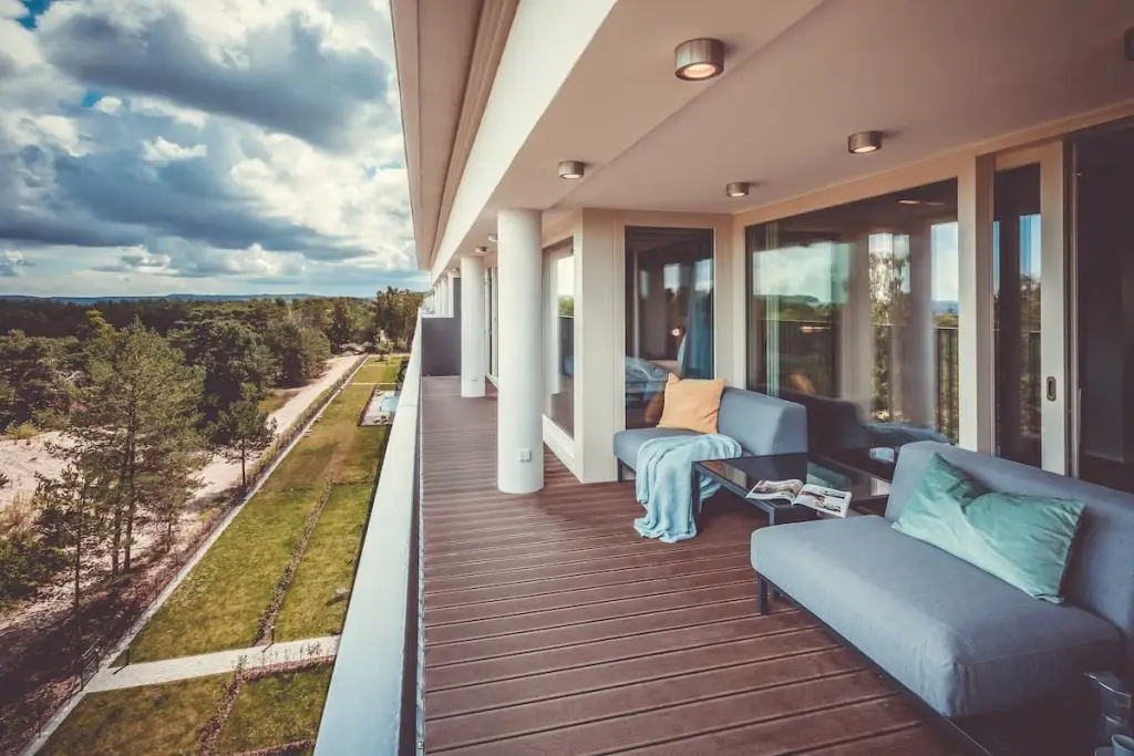 Balkon mit Outdoor Möbeln einer Ferienwohnung mit Meerblick