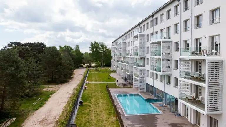 Moderne Ferienwohnanlage in Prora auf Rügen mit Balkonen und Außenpool, direkt am Küstenwald gelegen.