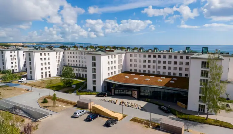 Moderner Apartmentkomplex mit Flachdach und Parkplätzen